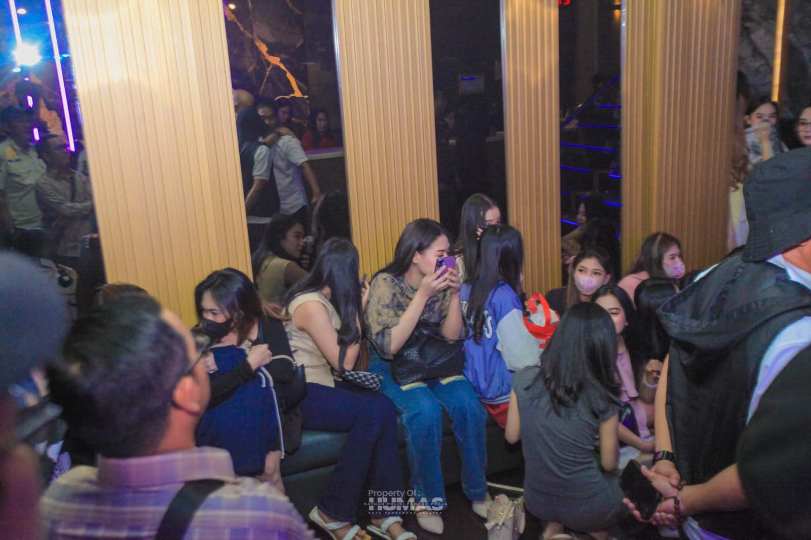 Satpol PP Tangsel gelar razia malam di Serpong, amankan 99 botol miras dan 41 pemandu lagu demi ketertiban kota.