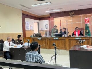 Satpol PP Tangsel razia kafe dan warung jual miras tanpa izin, amankan 294 botol dan jatuhkan sanksi tipiring di Pengadilan Negeri Tangerang.