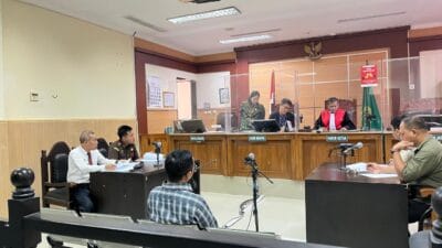 Satpol PP Tangsel razia kafe dan warung jual miras tanpa izin, amankan 294 botol dan jatuhkan sanksi tipiring di Pengadilan Negeri Tangerang.