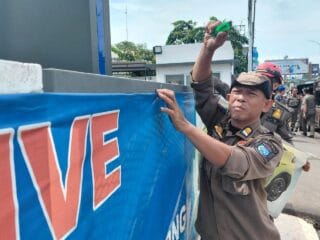 Pemkot Tangsel menindak tegas reklame ilegal. Satpol PP siap bongkar baliho tanpa izin sesuai Perwal Nomor 1 Tahun 2025.