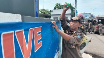 Pemkot Tangsel menindak tegas reklame ilegal. Satpol PP siap bongkar baliho tanpa izin sesuai Perwal Nomor 1 Tahun 2025.