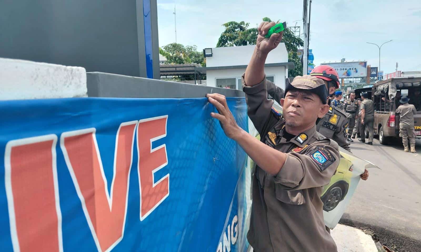 Pemkot Tangsel menindak tegas reklame ilegal. Satpol PP siap bongkar baliho tanpa izin sesuai Perwal Nomor 1 Tahun 2025.