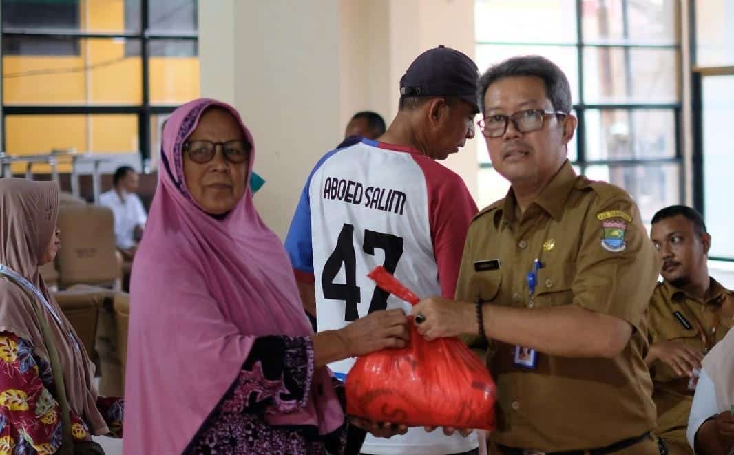 Operasi Pasar Murah di Kresek, Tangerang, bantu warga dapatkan sembako terjangkau dalam rangka Hari Jadi ke-393 Kabupaten.