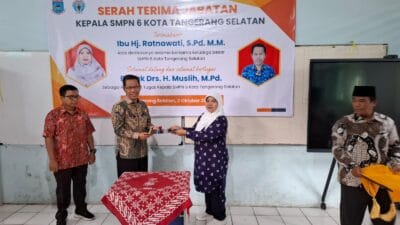 Haru mewarnai lepas sambut SMPN 6 Tangsel, Ratna purna tugas setelah 38 tahun, Muslih gantikan sebagai Plt kepala sekolah.