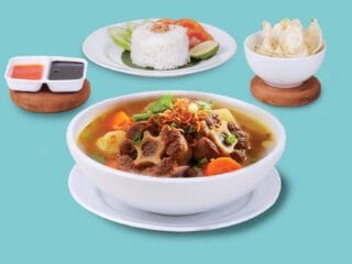 Nikmati Sup Buntut Spesial di Fame Hotel Gading Serpong, sajian autentik nusantara lengkap dengan nasi, kerupuk, dan sambal.