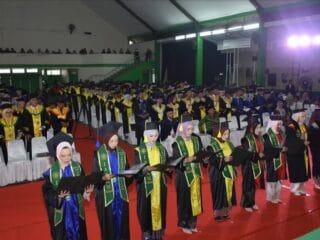 Ratusan mahasiswa IAILM Suryalaya diwisuda dengan pesan moral dan spiritual TQN, siap mengabdi untuk umat dan bangsa.