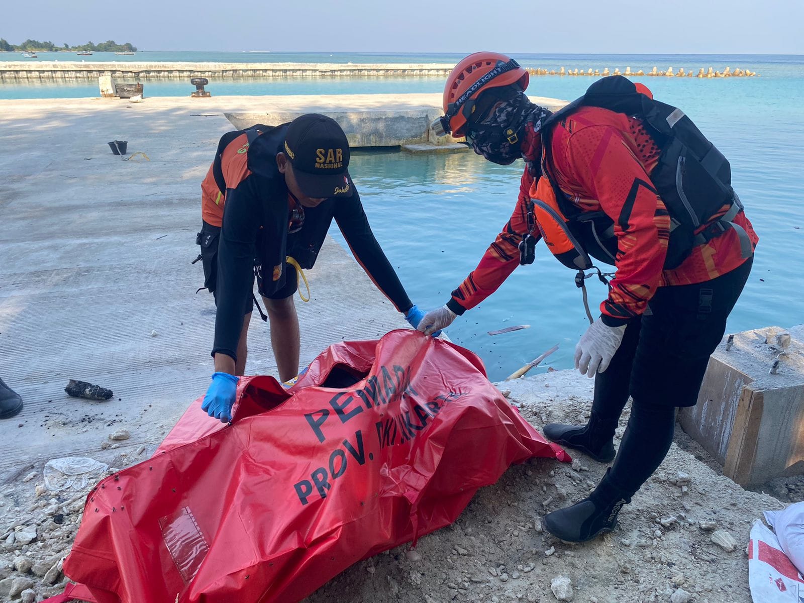 Tim SAR gabungan temukan nelayan KM Usaha Baru tewas di Perairan Pulau Pari setelah tiga hari pencarian di Kepulauan Seribu.