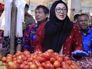 Wabup Tangerang Intan Nurul Hikmah pantau harga dan keamanan pangan di Pasar Gudang Tigaraksa bersama Dinkes dan BPOM.