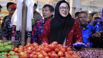 Wabup Tangerang Intan Nurul Hikmah pantau harga dan keamanan pangan di Pasar Gudang Tigaraksa bersama Dinkes dan BPOM.
