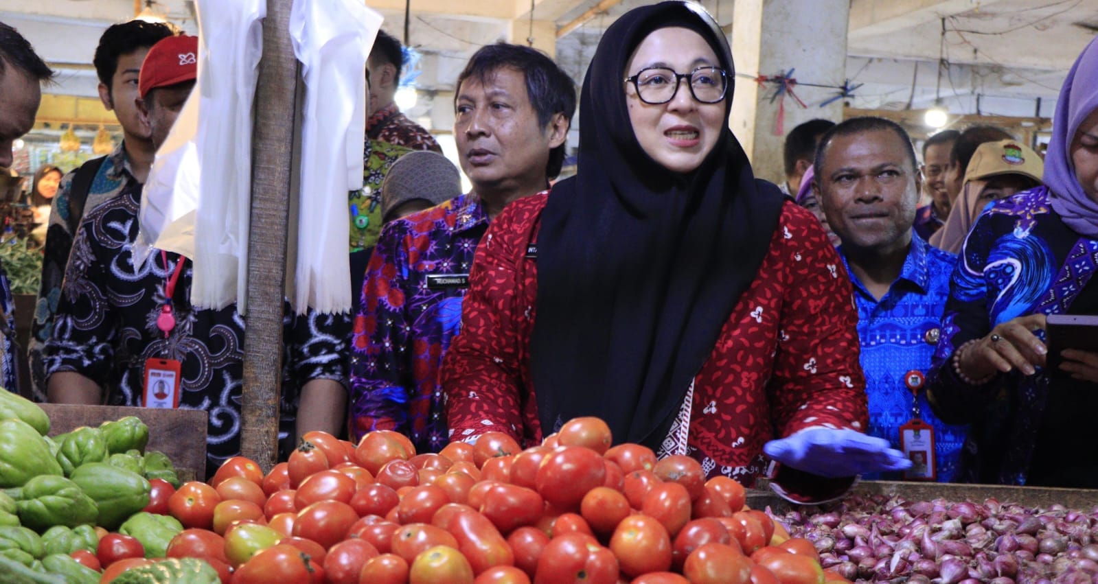 Wabup Tangerang Intan Nurul Hikmah pantau harga dan keamanan pangan di Pasar Gudang Tigaraksa bersama Dinkes dan BPOM.