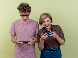 Tren gamer Indonesia 2025: gaya bermain pria vs wanita, pengeluaran game, dan peluang brand di ekosistem gaming.