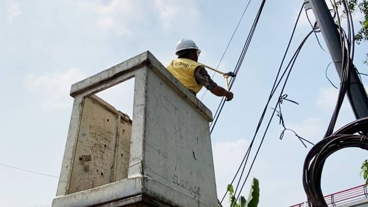Pemkot Tangerang gencarkan penertiban kabel semrawut dan rencanakan relokasi kabel udara ke bawah tanah demi kota yang tertib dan aman.