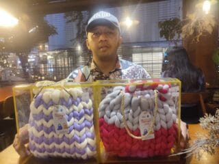 Tas Rajut Chunky Bag Karya PKK Pakulonan Laris di Tangsel Art Festival