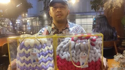 Chunky Bag buatan PKK Pakulonan jadi primadona Tangsel Art Festival 2025, terbuat dari velvet & katun, handmade, laris manis.