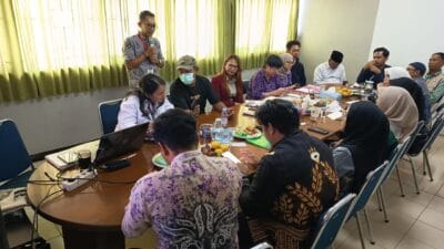 KPA Kabupaten Tangerang terima kunjungan KPA Tanah Bumbu untuk perkuat sinergi dan program penanggulangan HIV/AIDS daerah.