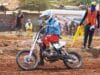 Aksi pembalap motocross kembali di Sirkuit Selapajang. Saksikan Kejuaraan Grasstrack Piala Wali Kota Tangerang 2025!