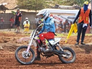 Aksi pembalap motocross kembali di Sirkuit Selapajang. Saksikan Kejuaraan Grasstrack Piala Wali Kota Tangerang 2025!