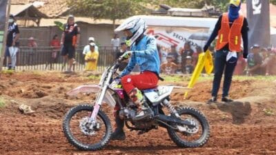 Aksi pembalap motocross kembali di Sirkuit Selapajang. Saksikan Kejuaraan Grasstrack Piala Wali Kota Tangerang 2025!