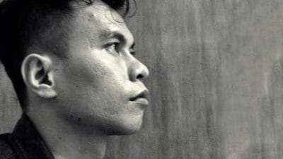 Refleksi kritis tentang krisis identitas di era media sosial, ketika budaya populer dan algoritma mengikis kedalaman diri manusia modern.