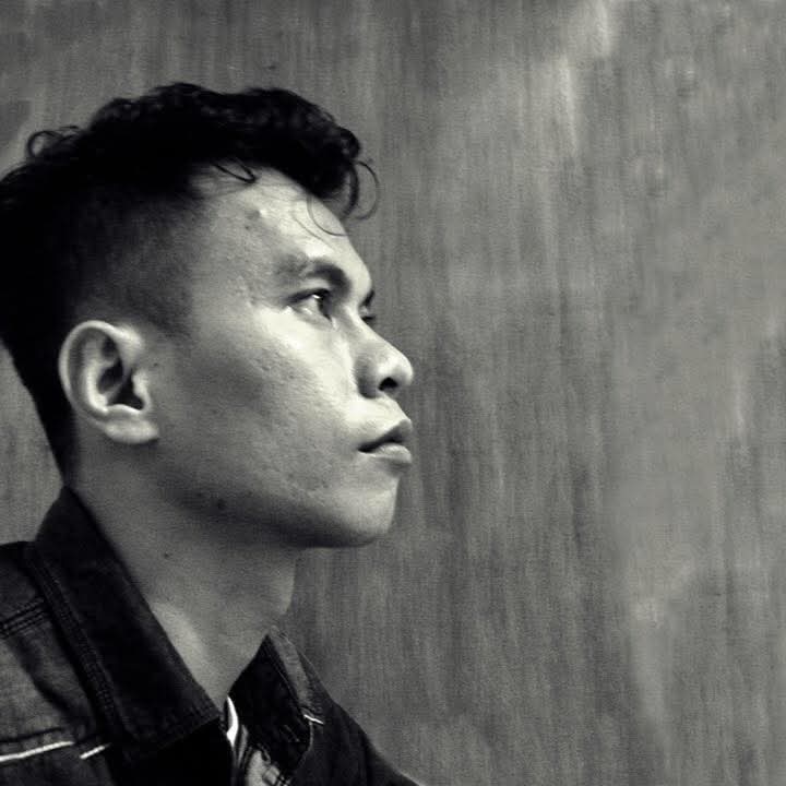 Refleksi kritis tentang krisis identitas di era media sosial, ketika budaya populer dan algoritma mengikis kedalaman diri manusia modern.