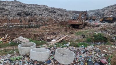 Aktivis lingkungan desak Gubernur Banten batalkan proyek PSEL Jatiwaringin karena dinilai berpotensi timbulkan polusi udara.