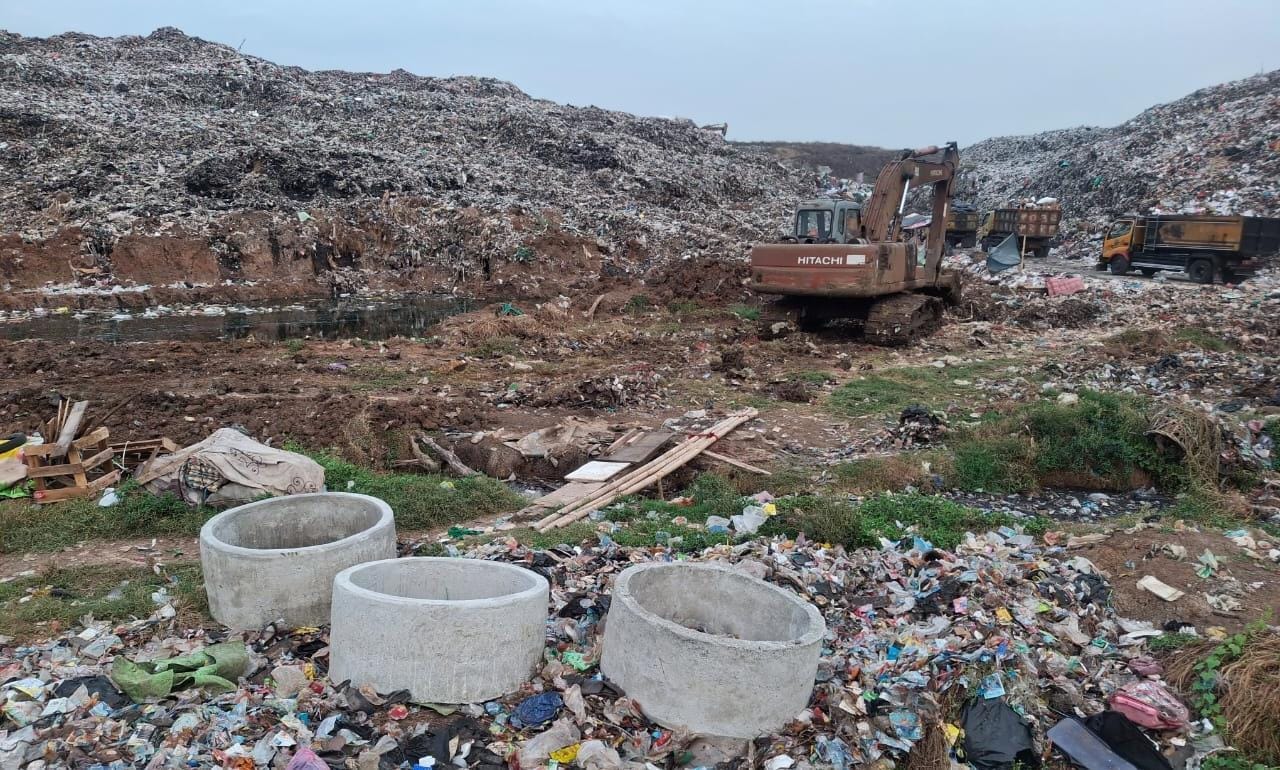 Aktivis lingkungan desak Gubernur Banten batalkan proyek PSEL Jatiwaringin karena dinilai berpotensi timbulkan polusi udara.