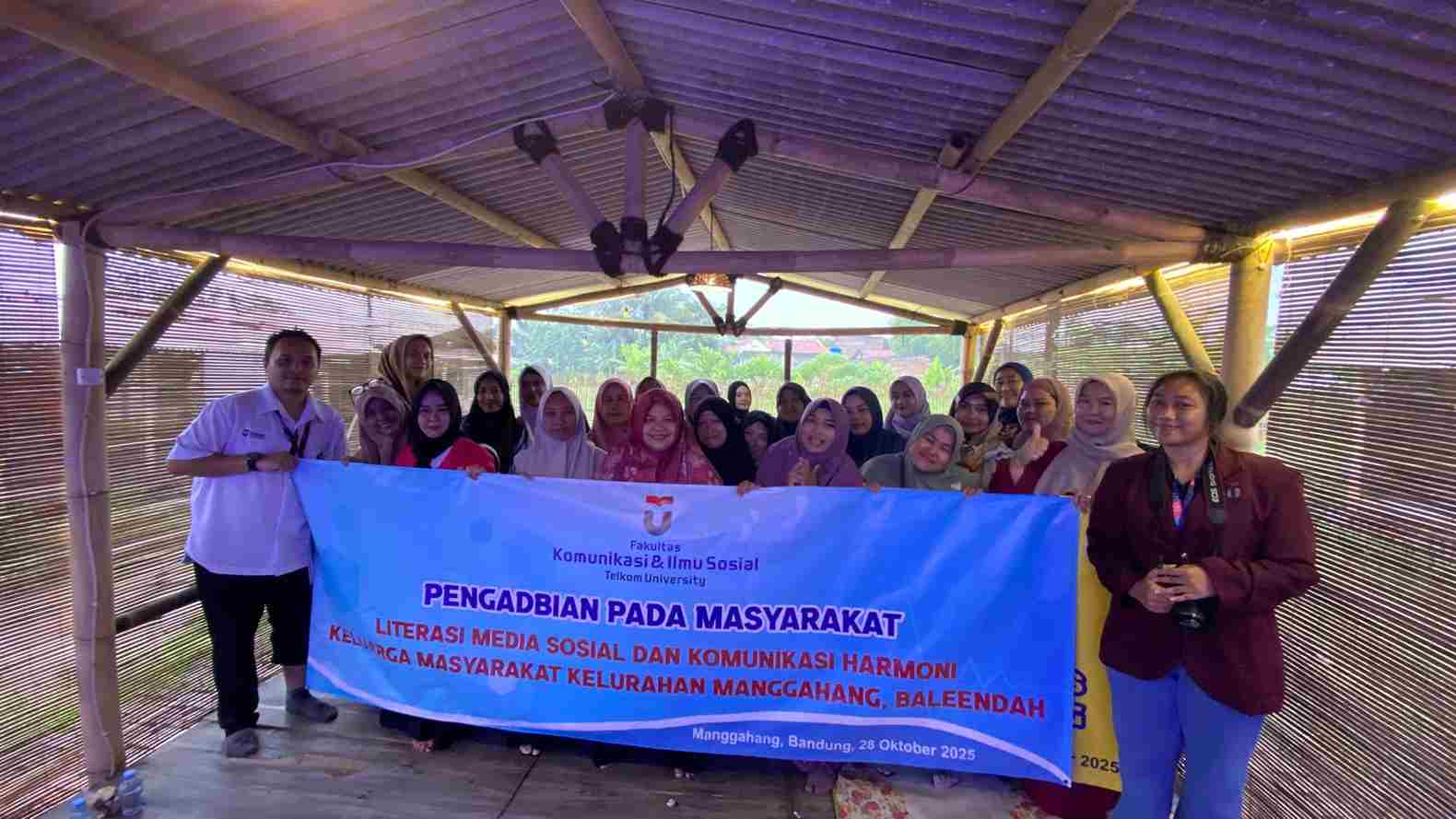 Pelatihan komunikasi Telkom University bantu ibu-ibu Manggahang menemukan kembali suara mereka dan membangun hubungan keluarga yang lebih harmonis.