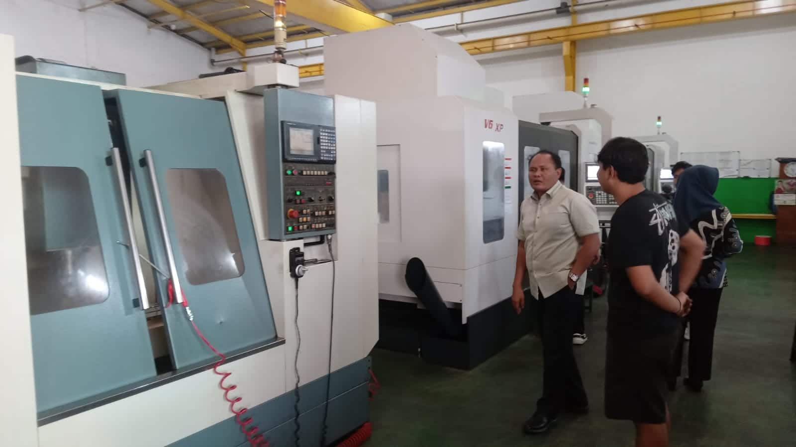 Komisi I DPRD Kota Tangerang menyegel workshop PT Esa Jaya Putra setelah menemukan pelanggaran perizinan dan ketidaksesuaian legalitas usaha.