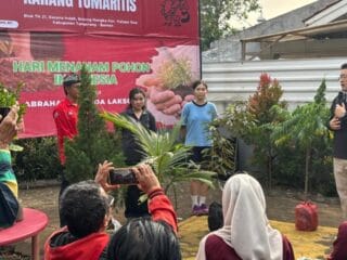 Abraham Garuda Laksono dan Gen Z Tanam Pohon di Tangerang