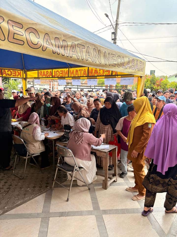 Pemkot Tangerang salurkan bansos beras dan minyak goreng untuk 9.488 keluarga di Neglasari, tepat sasaran dan merata.