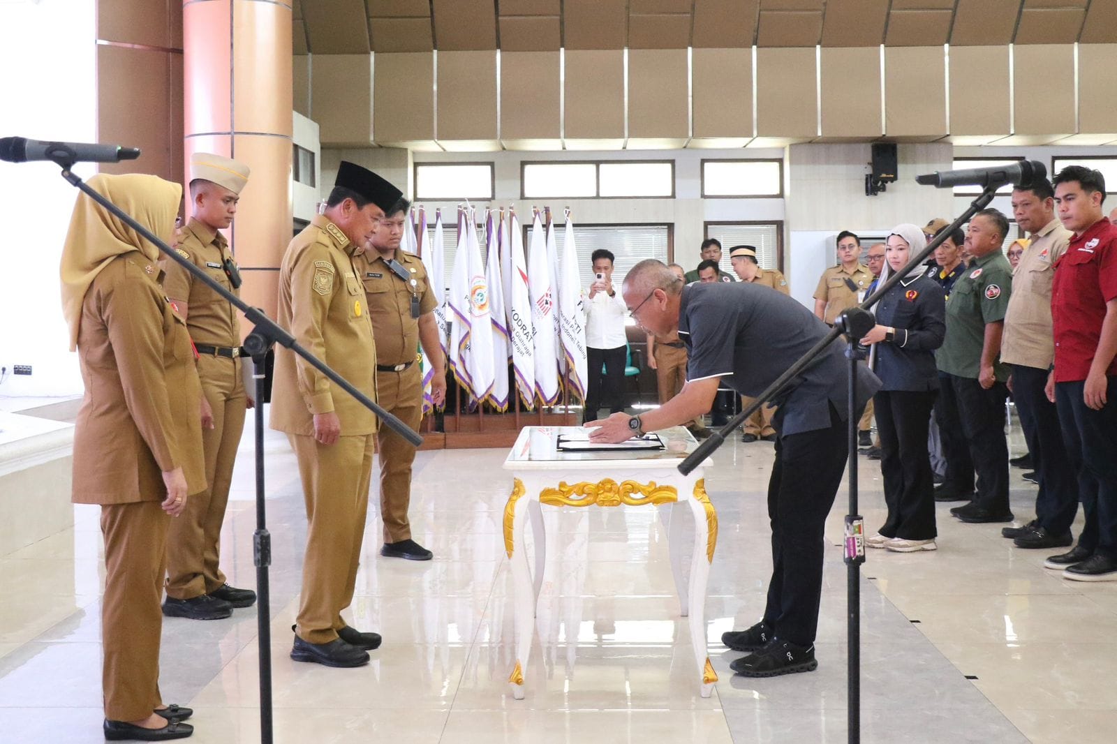 Bupati Tangerang resmi kukuhkan 22 pengurus cabor KONI 2025–2029, fokus pada pembinaan atlet dan prestasi olahraga daerah.