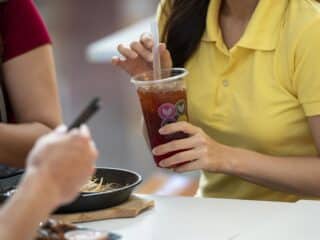 Terungkap! Inilah Bahaya Minum Es Teh Manis Setelah Makan yang Wajib Anda Ketahui
