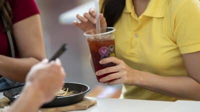 Terungkap! Minum es teh manis setelah makan bisa ganggu pencernaan, serap mineral, dan tingkatkan risiko penyakit.