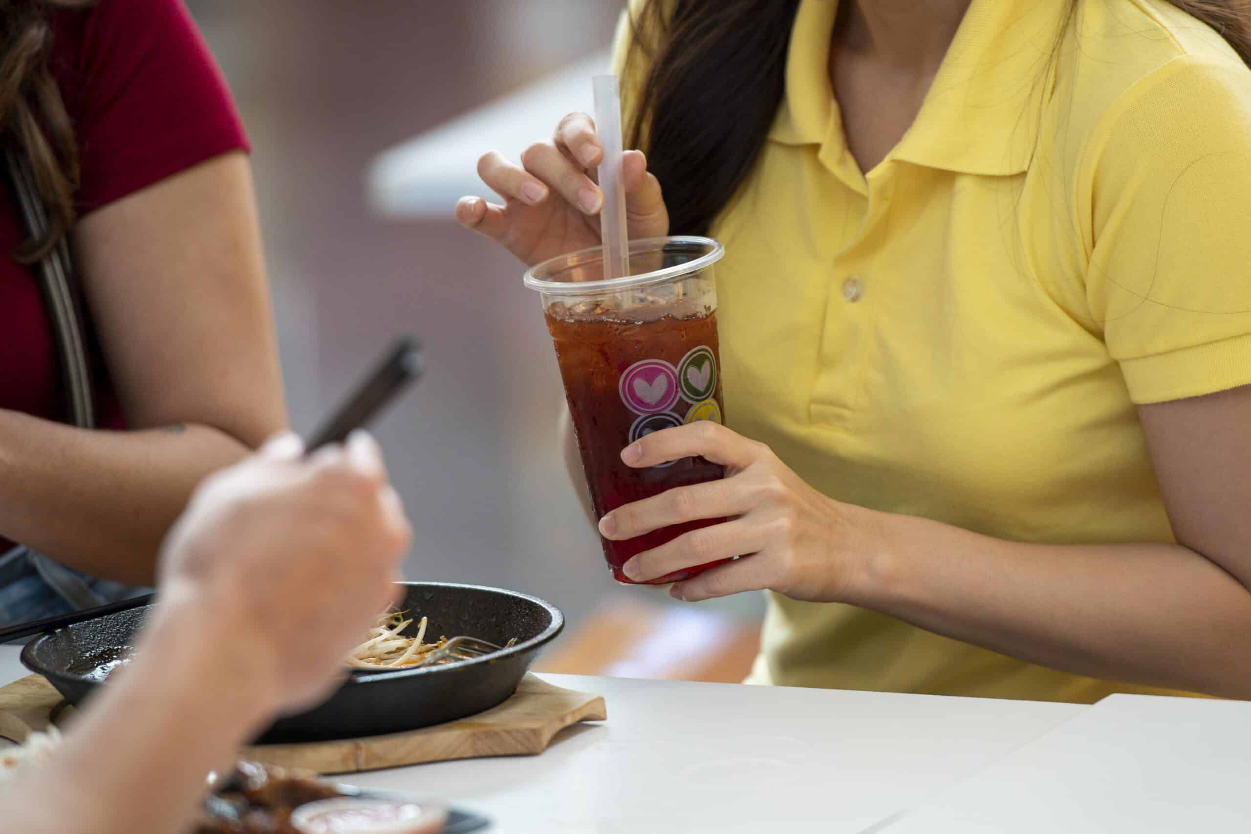 Terungkap! Minum es teh manis setelah makan bisa ganggu pencernaan, serap mineral, dan tingkatkan risiko penyakit.