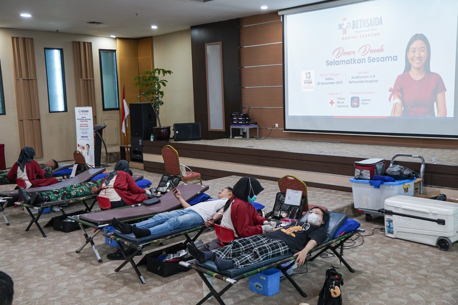 Kolaborasi Fame Hotel, Parador, dan Bethsaida Hospital sukses menghimpun 100 pendonor untuk membantu kebutuhan stok darah di Tangerang.