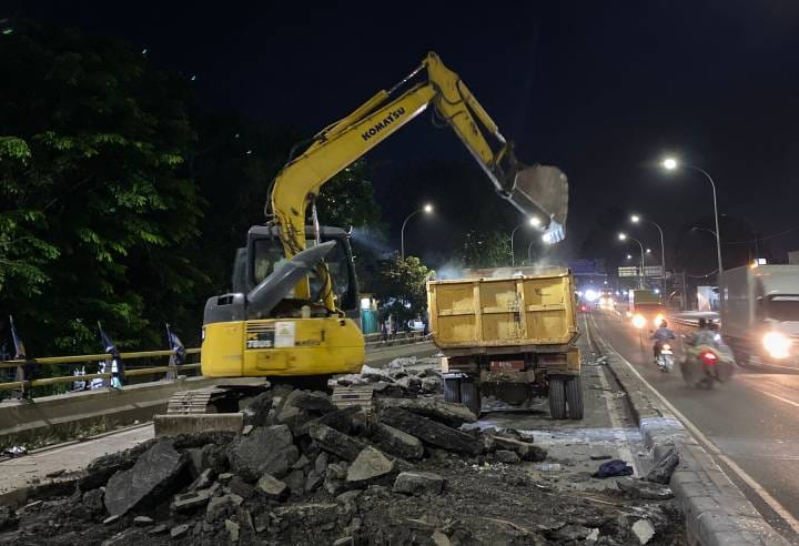 Pemkot Tangerang perbaiki Flyover Jenderal Sudirman. Dishub imbau pengendara hati-hati, tetap aman dan tertib.