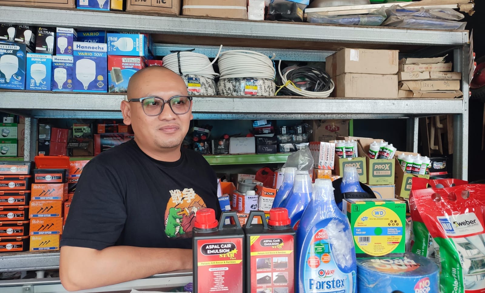 Penutupan tambang di Bogor bikin stok batu di Tangsel langka. Harga material naik dua kali lipat dan proyek ikut terhambat.