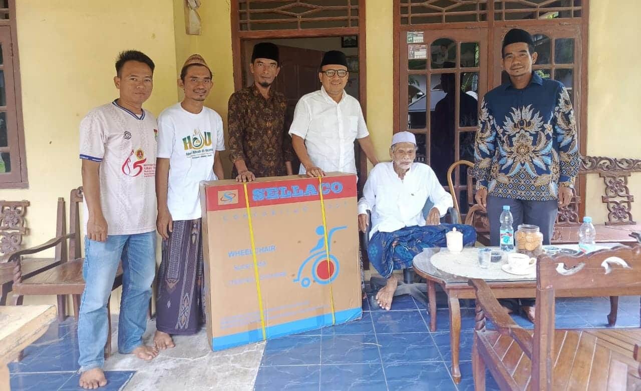 H. Ahmad Imron serahkan kursi roda untuk KH Suher di Kronjo, berkat dukungan Gubernur Andra Soni, simbol kepedulian dan harapan.