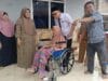 Romlah, warga Cisoka, menerima kursi roda dari Pemprov Banten, simbol kepedulian pemerintah dan wakil rakyat bagi warga.