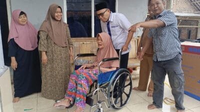 Romlah, warga Cisoka, menerima kursi roda dari Pemprov Banten, simbol kepedulian pemerintah dan wakil rakyat bagi warga.