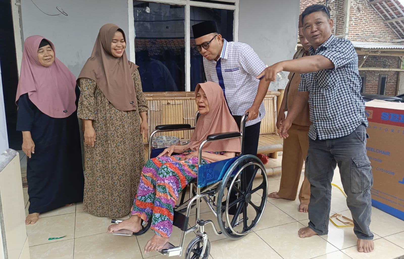 Romlah, warga Cisoka, menerima kursi roda dari Pemprov Banten, simbol kepedulian pemerintah dan wakil rakyat bagi warga.