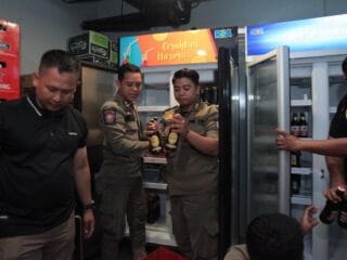 Razia Miras Ilegal di Tangsel, Ratusan Botol Diamankan Satpol PP