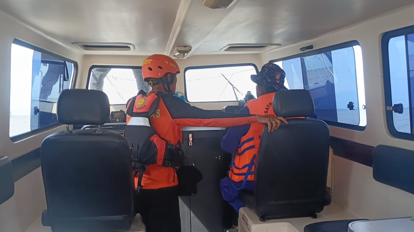 Seorang nelayan di Pulau Cangkir, Tangerang, hilang terseret arus saat berusaha menyelamatkan perahunya akibat cuaca buruk.