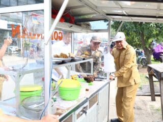 Bupati Tangerang tinjau normalisasi gorong-gorong di Villa Tangerang Elok untuk atasi banjir tahunan warga.