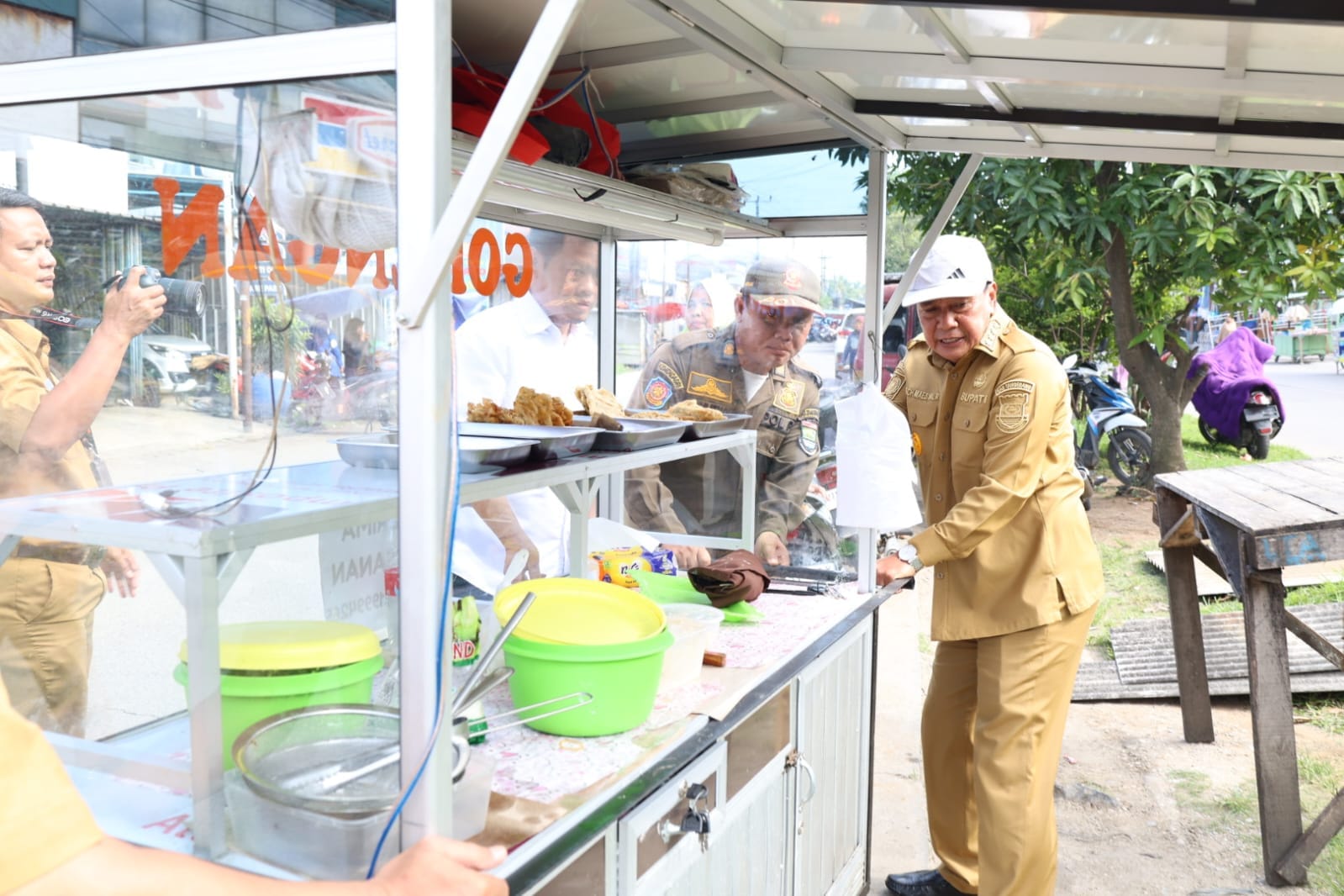 Bupati Tangerang tinjau normalisasi gorong-gorong di Villa Tangerang Elok untuk atasi banjir tahunan warga.