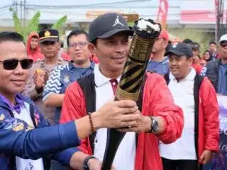 Kirab Obor PORKAB VI Kabupaten Tangerang 2025 berjalan semarak, simbol semangat sportivitas dan persatuan antar kecamatan.