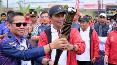 Kirab Obor PORKAB VI Kabupaten Tangerang 2025 berjalan semarak, simbol semangat sportivitas dan persatuan antar kecamatan.