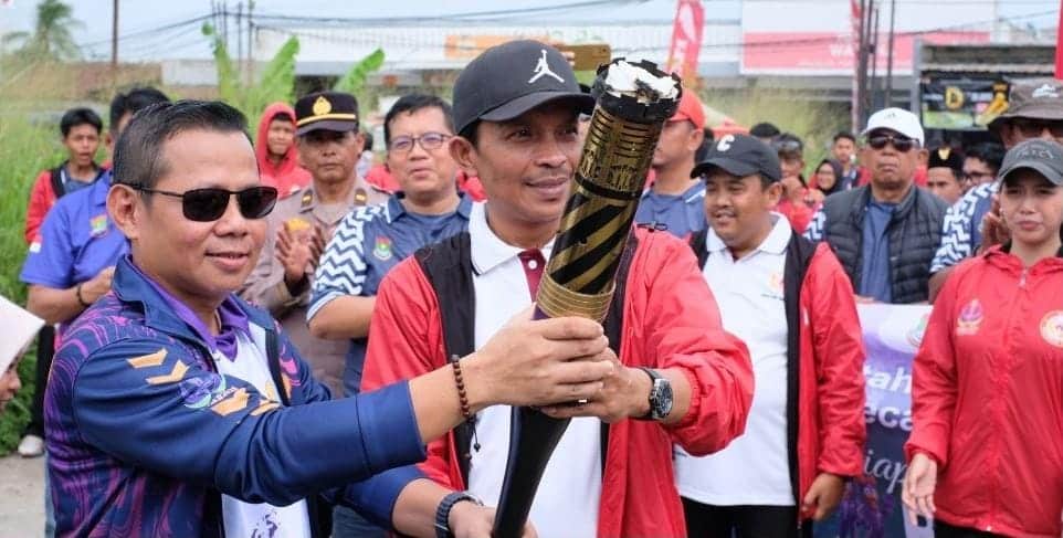 Kirab Obor PORKAB VI Kabupaten Tangerang 2025 berjalan semarak, simbol semangat sportivitas dan persatuan antar kecamatan.