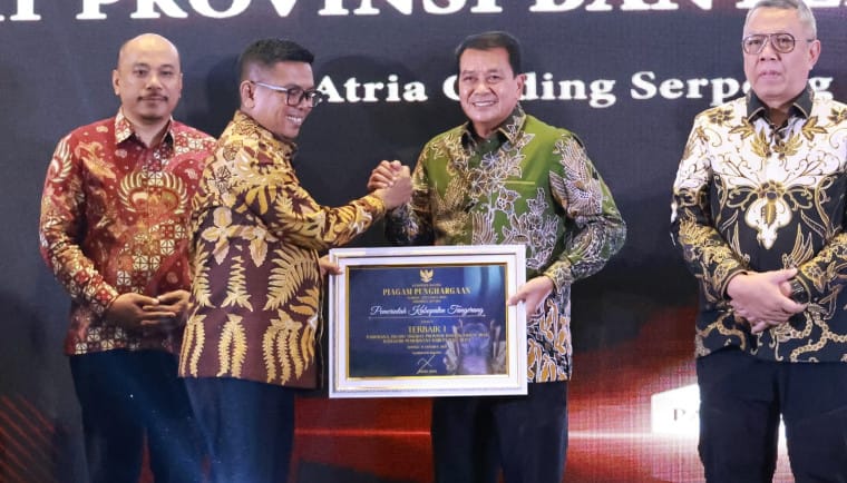 Pemkab Tangerang meraih Paritrana Award 2024 atas komitmen memperluas perlindungan jaminan sosial bagi pekerja rentan dan informal.