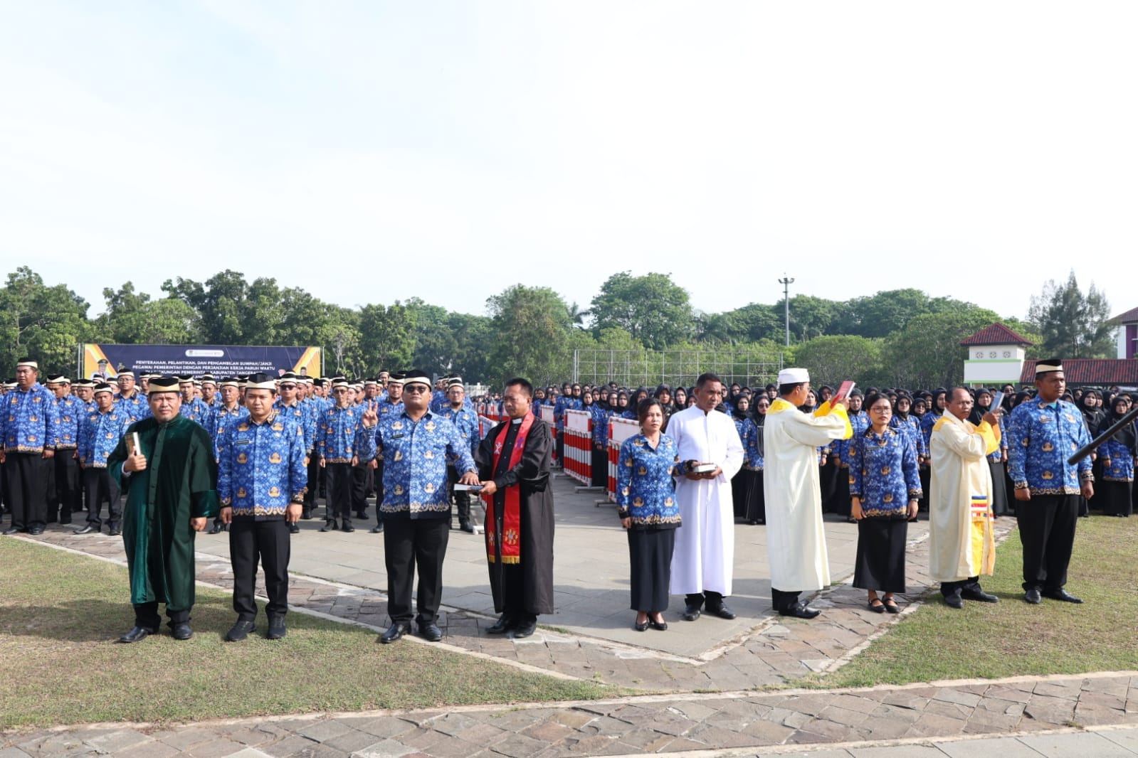 Pemkab Tangerang melantik 8.205 PPPK Paruh Waktu terbesar se-Banten, memperkuat pelayanan publik dan menegaskan komitmen kinerja aparatur.